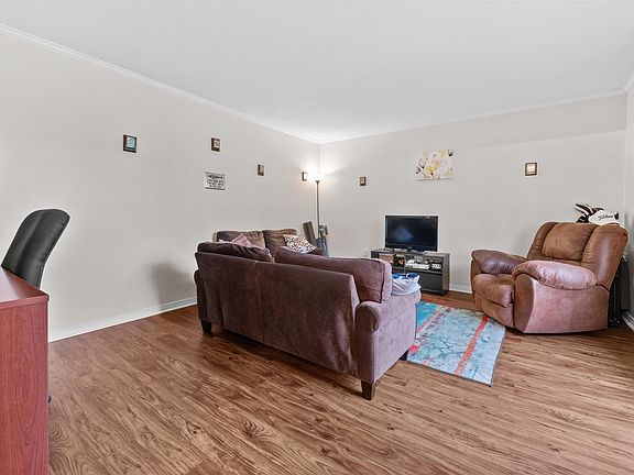 3rd image of 905 Cherry Hill Dr