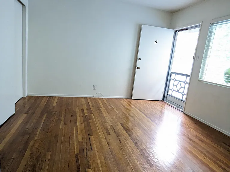 1320 N Hollywood Way #B — Photo 8