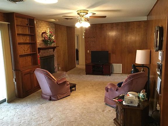 2nd image of 1404 Holiday Dr