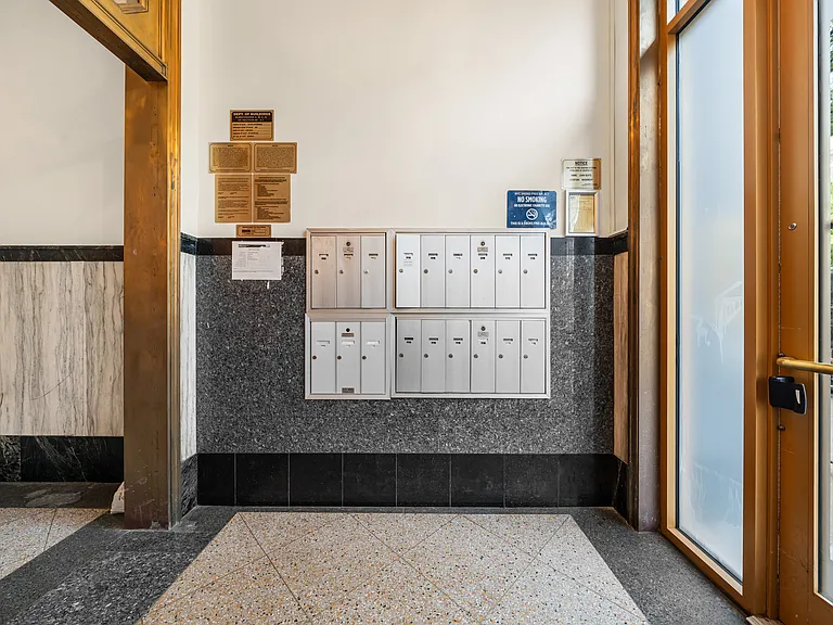 714 Seneca Ave #401 — Photo 8