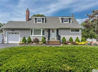 72 Westwood Rd S, Massapequa Park, NY 11762