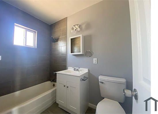 2nd image of 1101 G St APT 4