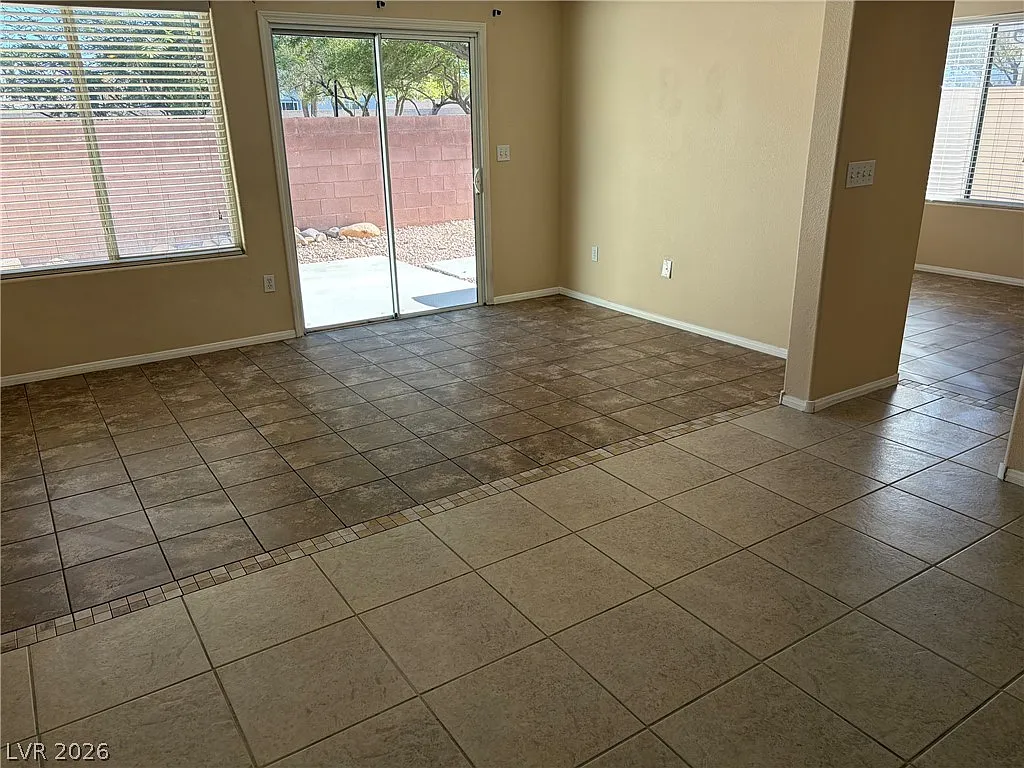 3 bed, 2.5 bath, 1648 sqft, $1,990 — Photo 3