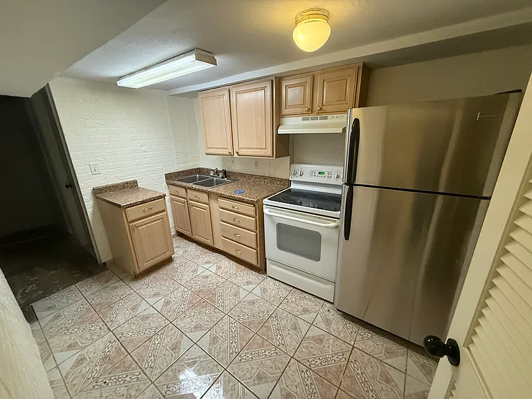 705 N American Beauty Dr — Photo 2