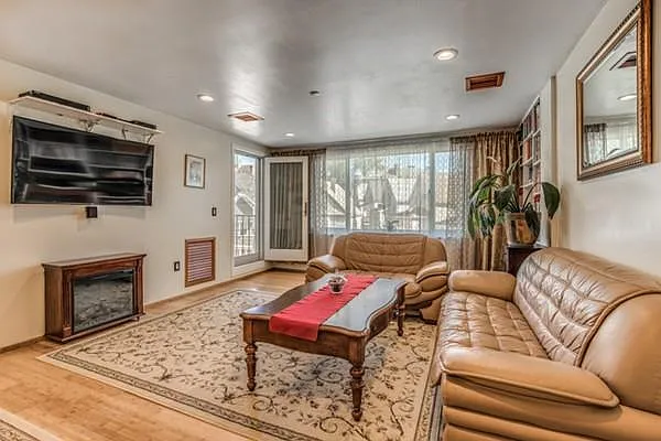 2 bed, 1090 sqft, $2,750 — Photo 2