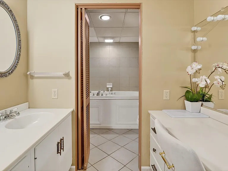 462 Greenhurst Dr — Photo 2