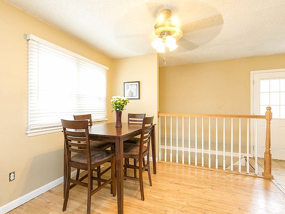 3rd image of 824 Fountain Ct
