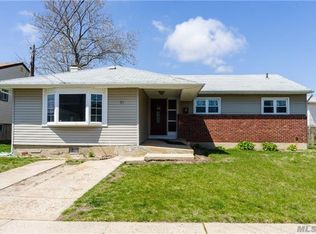 21 Laurette Ln, Freeport, NY 11520