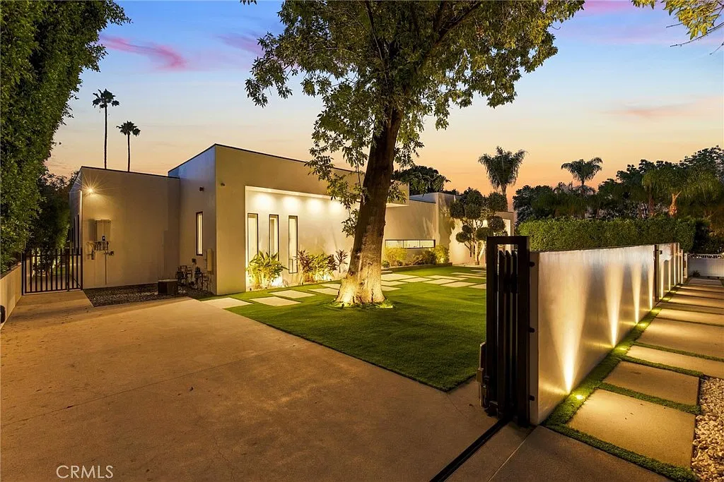 5 bed, 5.5 bath, 4417 sqft, $22,000 — Photo 1