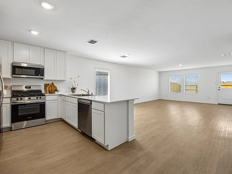 9213 Schram Rd — Photo 2