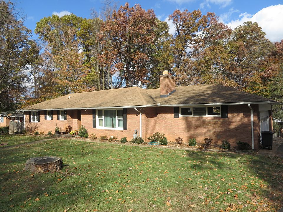 Corner lot on cul-de-sac