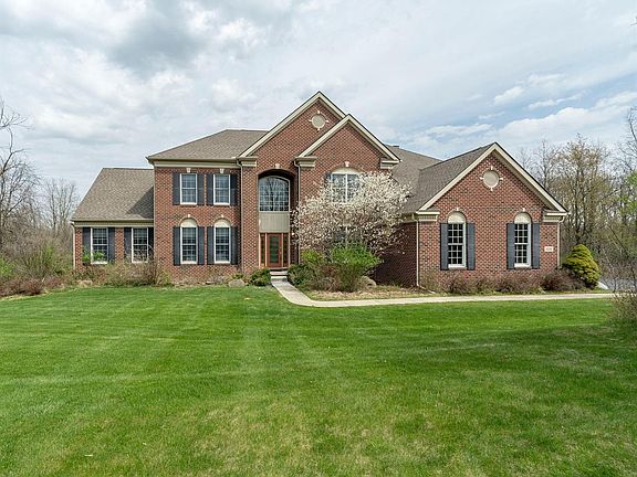 2nd image of 3235 Creston Cir
