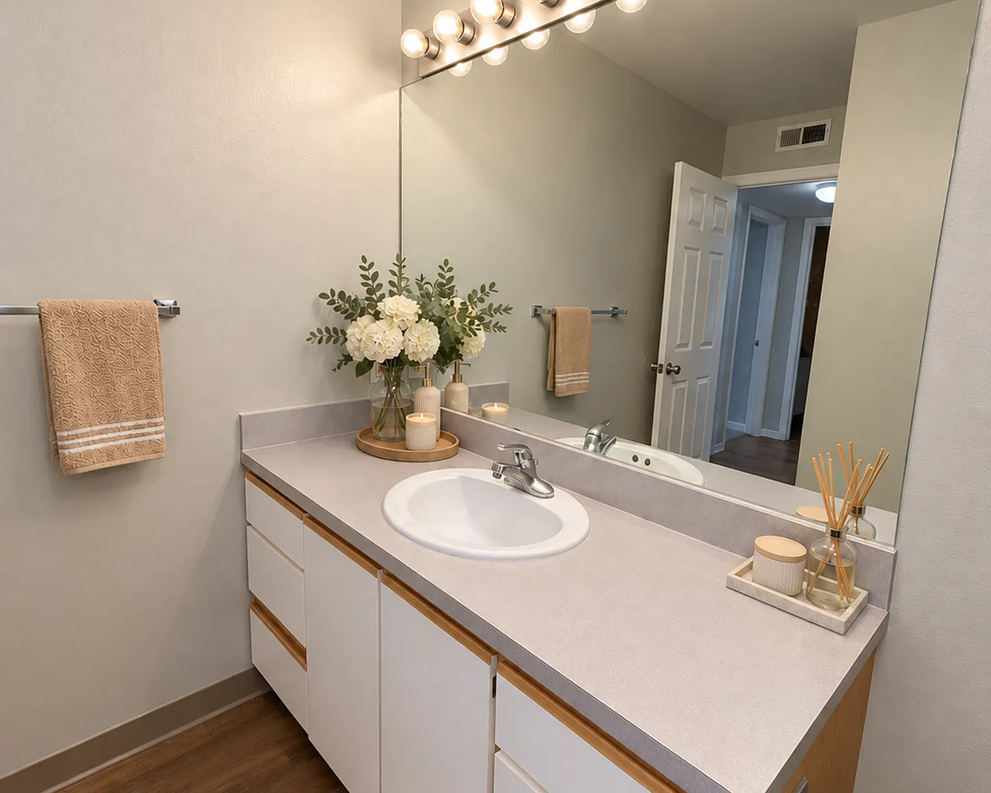 August Place Apartments — Photo 3