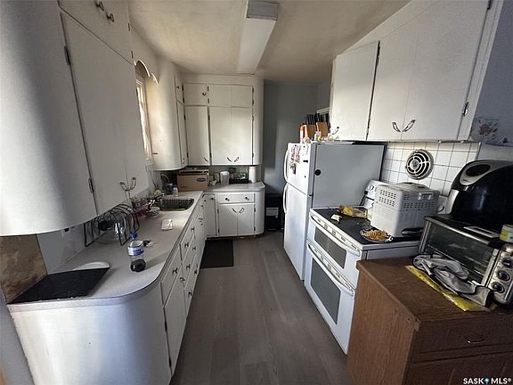 2nd image of 211 2nd STREET E