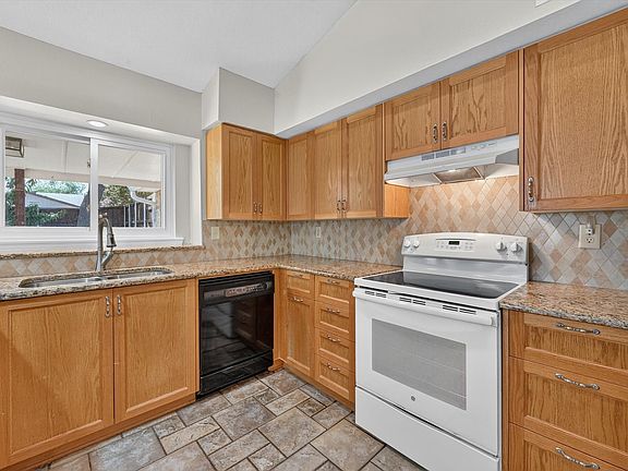 4th image of 2801 Stratford Ln