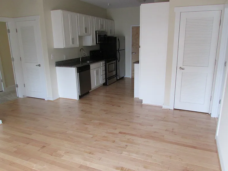 909 Perry St — Photo 16