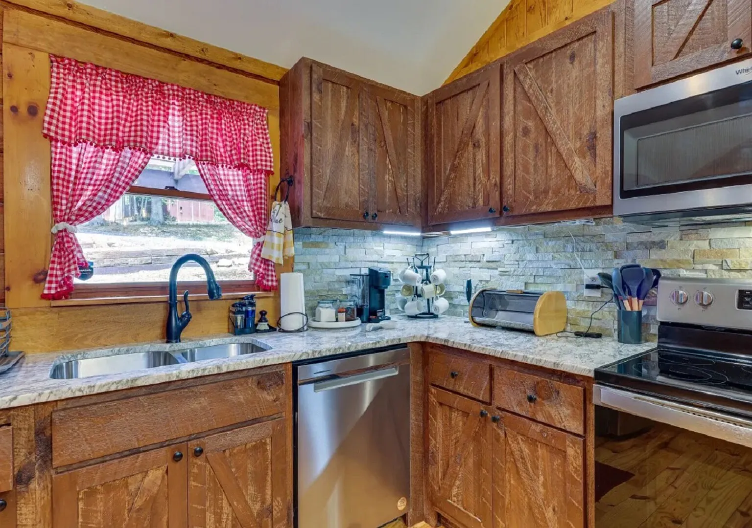 Beautiful Authentic Log Cabin in Blue Ridge GA — Photo 3