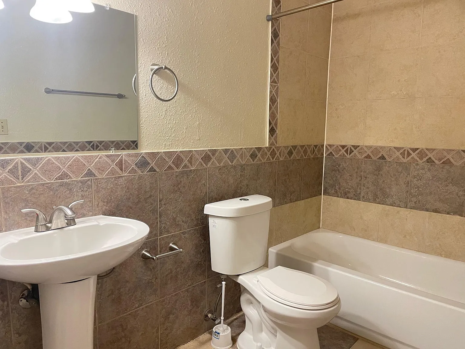 1 bed, 1.0 bath, 450 sqft, $975 — Photo 3