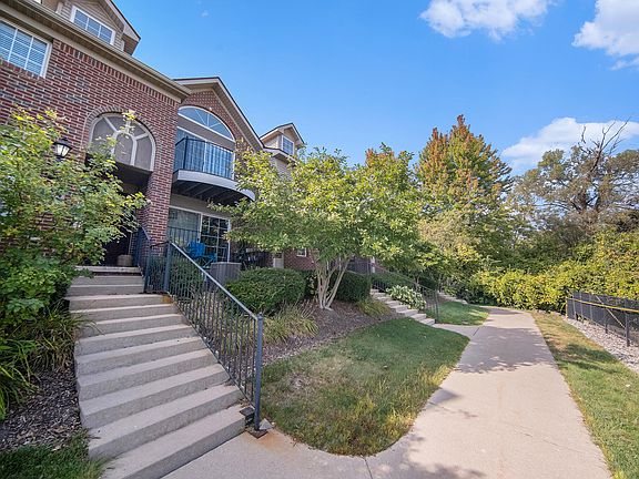 3rd image of 138 W Oakbrook Dr