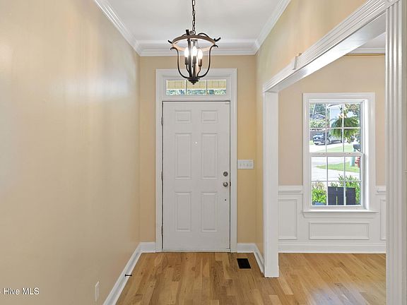 5th image of 704 Helen Court