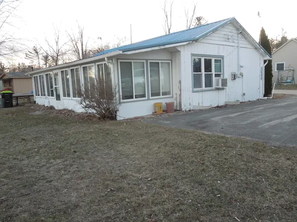 5689 Island Dr, Beaverton, MI 48612