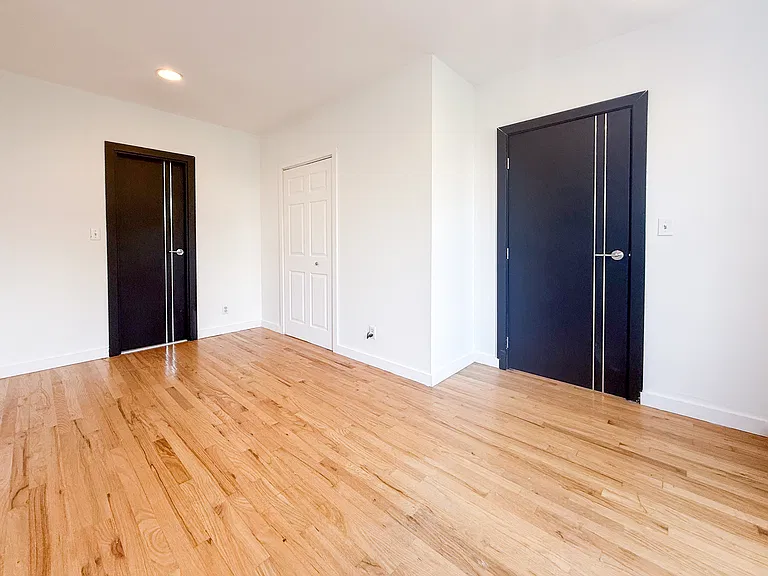 226 E 14th St #4R — Photo 6
