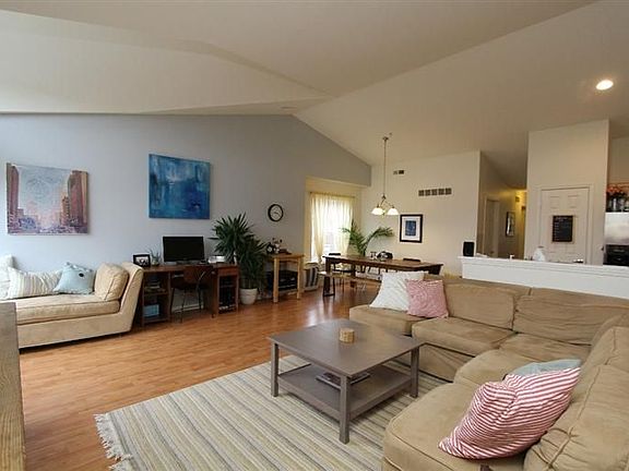 5th image of 130 W Oakbrook Dr
