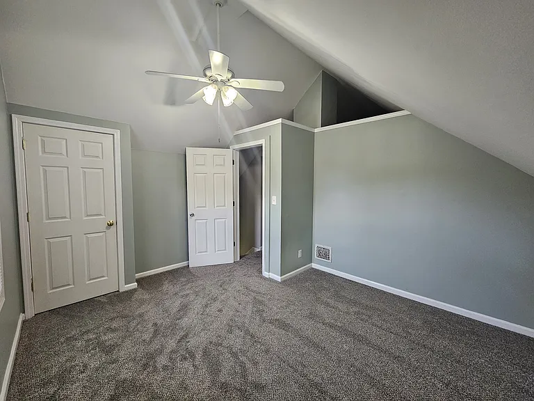 542 Broadway St E — Photo 11