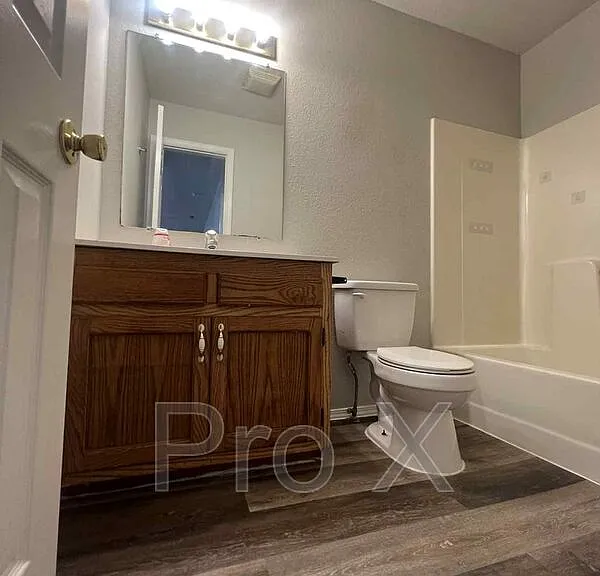 2216 E 8th St #3 — Photo 6