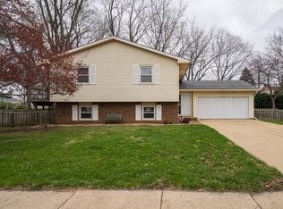 1305 Kim Dr, Bloomington, IL 61704