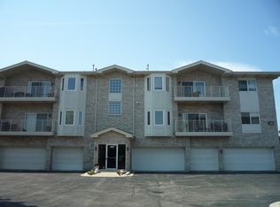 701 N 5th Ave APT 302, Addison, IL 60101