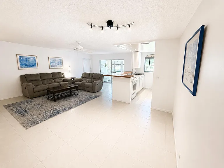 1207 S Drive Way #C — Photo 2