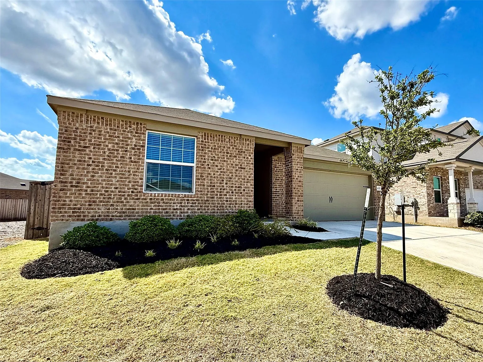 4 bed, 2.0 bath, 1662 sqft, $1,900 — Photo 2