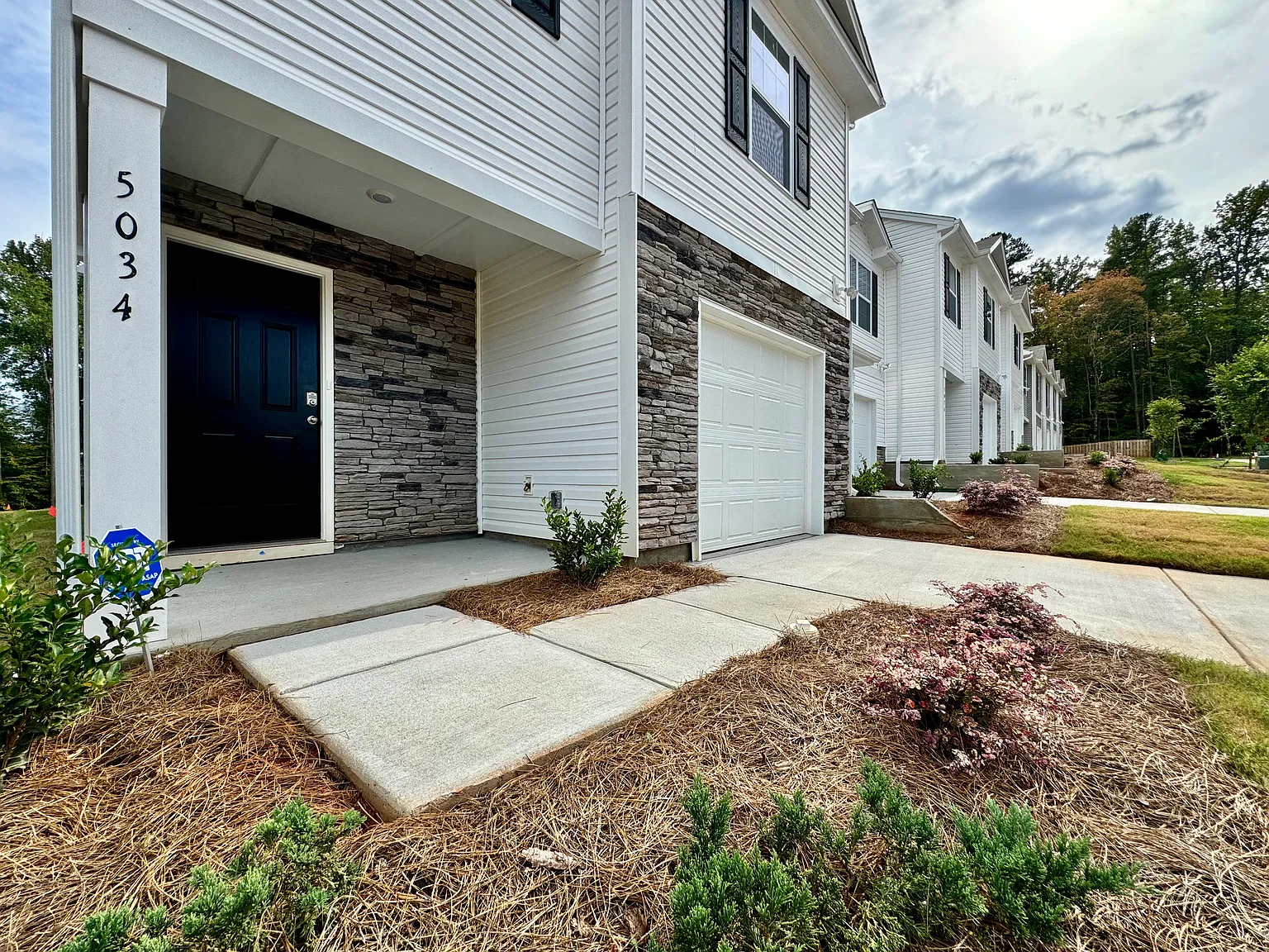4 bed, 2.5 bath, 1602 sqft, $2,100 — Photo 2