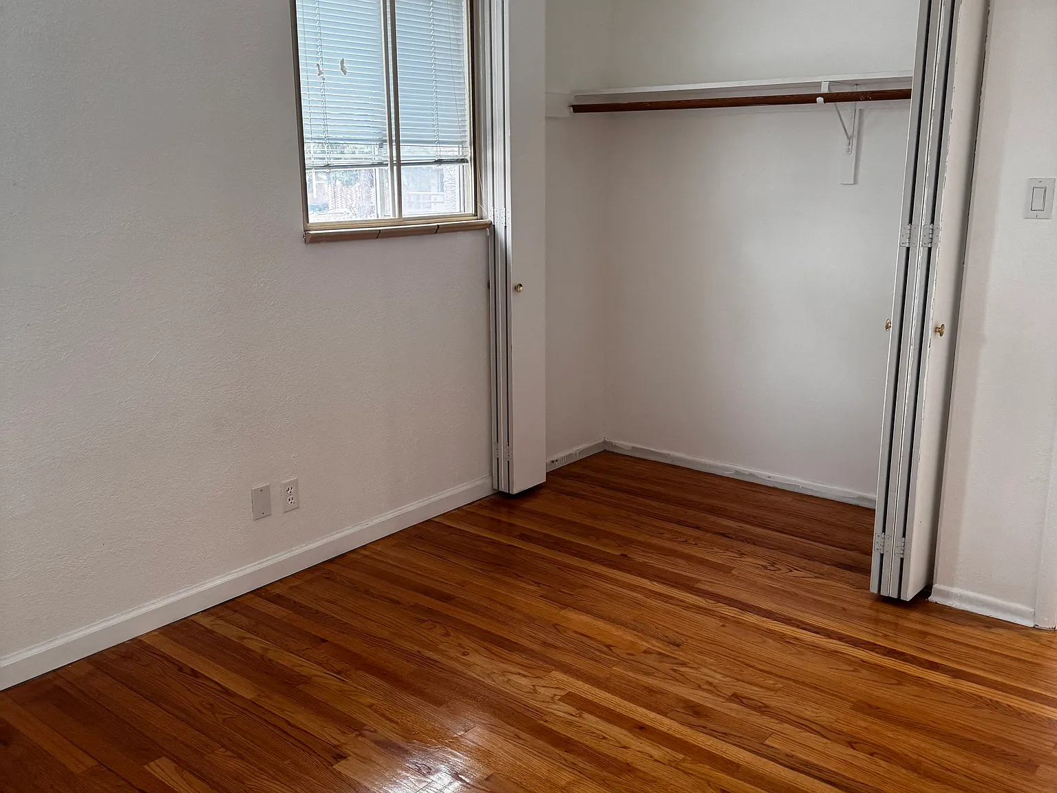 5 bed, 2300 sqft, $3,200 — Photo 3