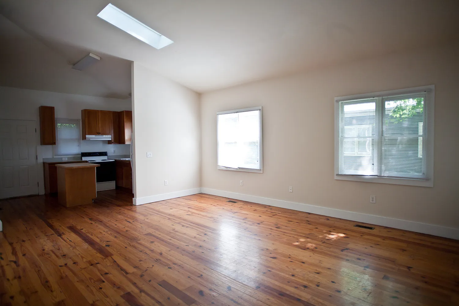 Great house with hardwood floors! Walk to campus! — Photo 3
