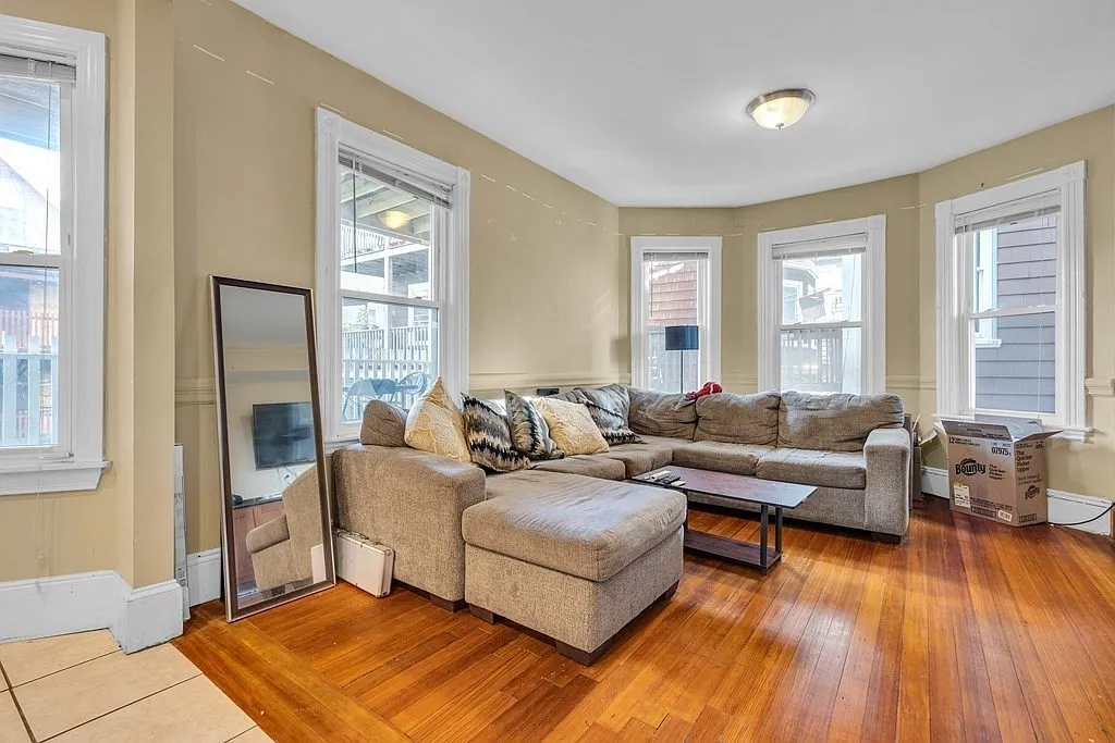5 bed, 1400 sqft, $8,000 — Photo 2