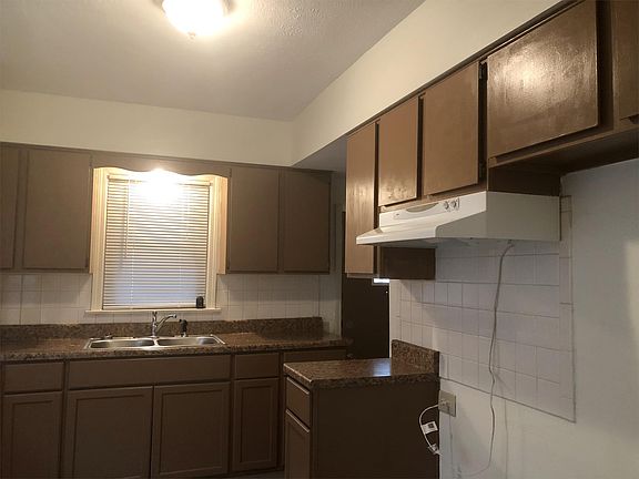 3rd image of 1296 Roslyn Ave
