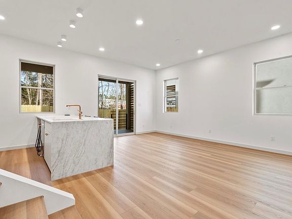 4th image of 137 Lakepointe Cv