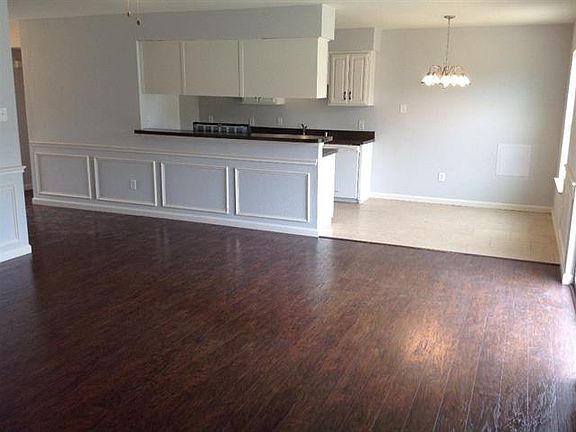 3rd image of 823 W Embercrest Dr