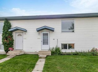 5015 W 48th Ave, Sylvan Lake, AB T4S 1G6