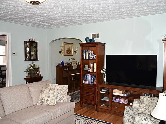 5th image of 424 North Blvd W