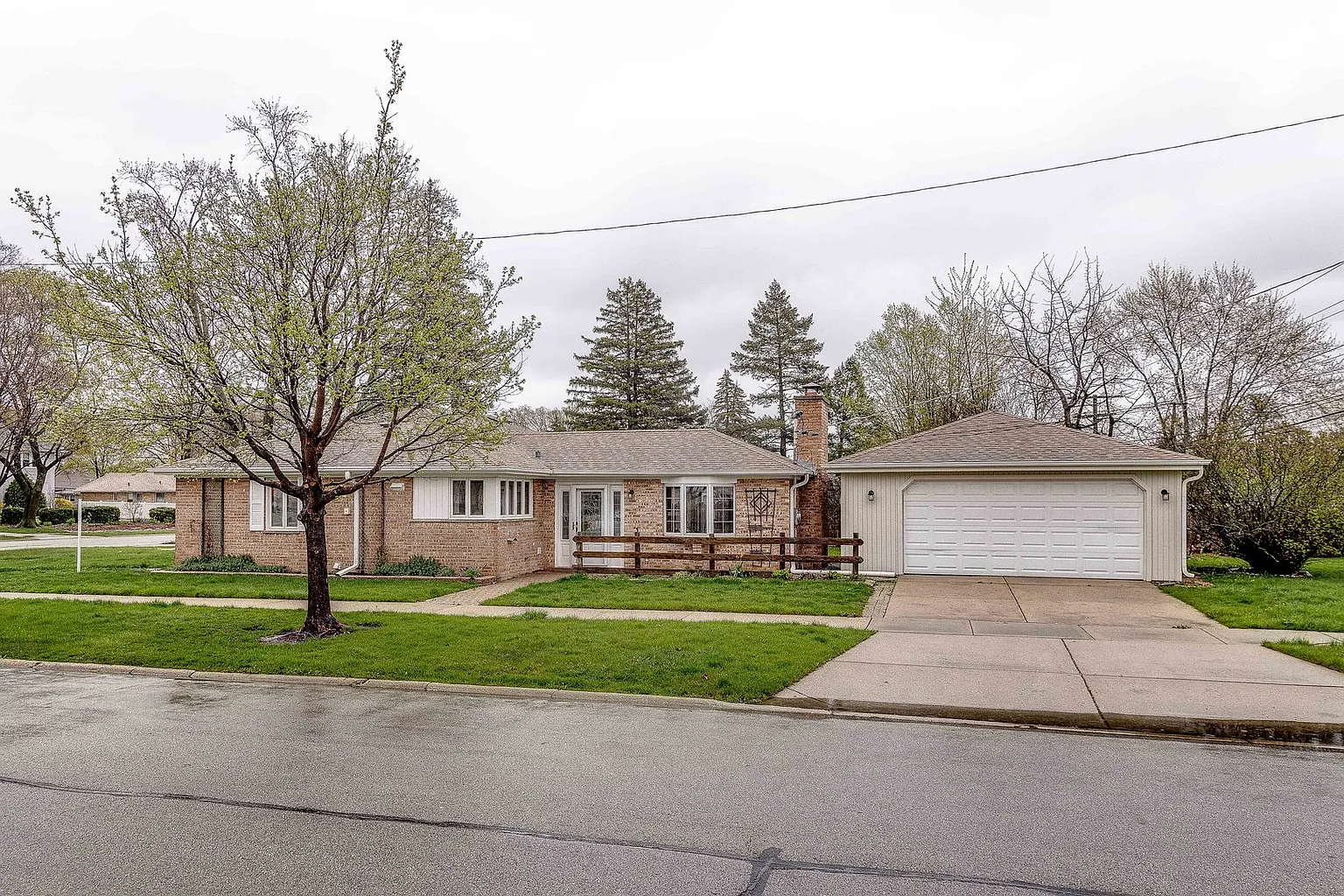 705 E Thacker St photo 1