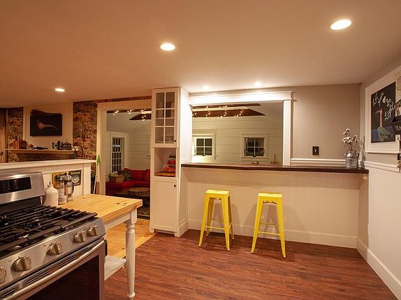 4th image of 233 W Elm St