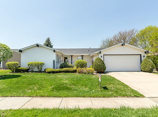 1032 W Glenn Trl, Elk Grove Village, IL 60007