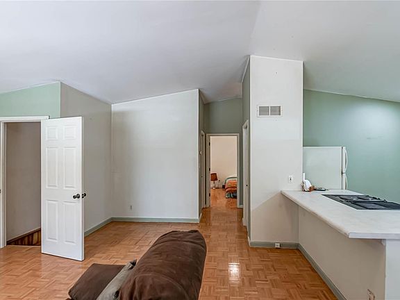 5th image of 7294 Sheppard Dr