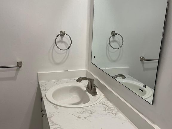 3rd image of 228 Moreland Dr Unit B