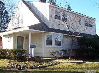 110 Constellation Rd, Levittown, NY 11756