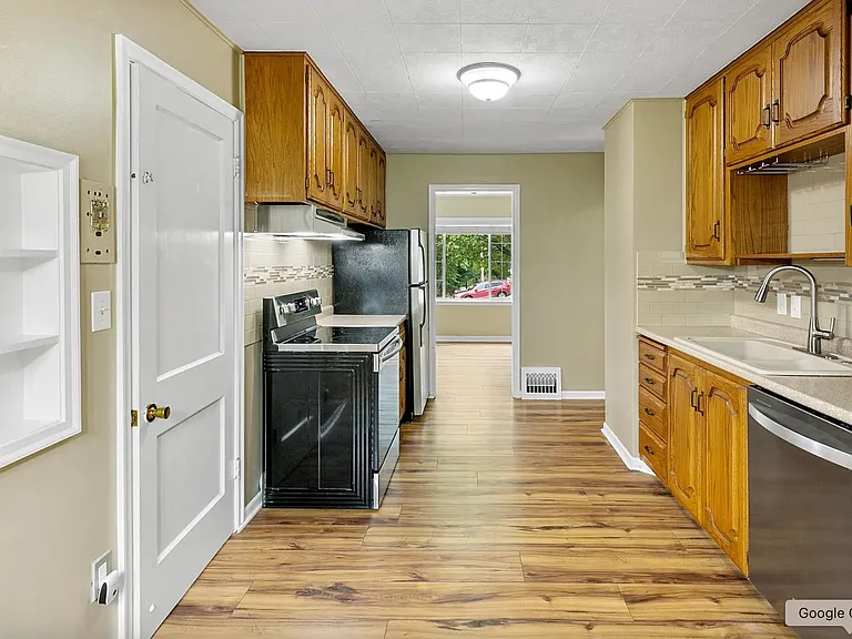 921 McLaughlin Cir — Photo 2