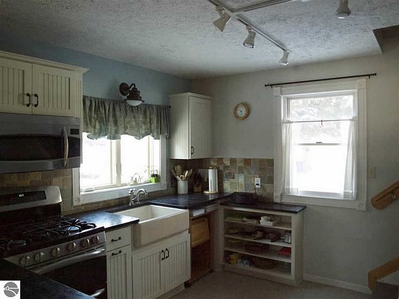 4th image of 536 NW Bay Shore Dr